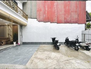 cần bán nhà 58 dt. 4 mt. 5 tầng. gần bến xe giáp bát. cách hồ vài bước chân.