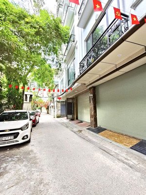 hoàng cầu - 7 tầng thang máy - ngõ thông - ô tô kd - ô tô vào nhà