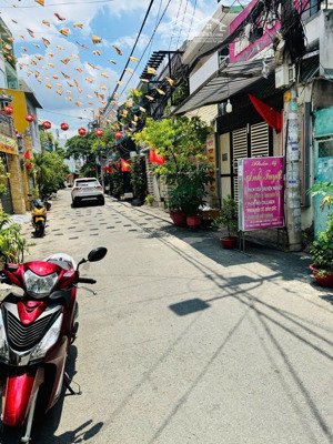 hẻm 7m thông đường tân hương p. tân quý dt 4mx22m cấp 4 giá 7,4 tỷ