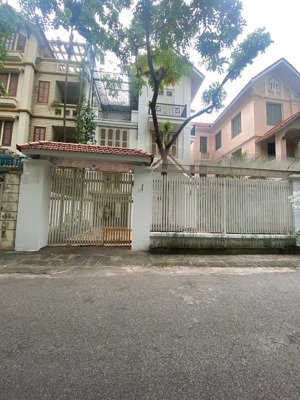 cho thuê biệt thự kđt mỹ đình 2 phố bùi xuân phái. dt 200m x 4 tầng, mặt tiền 12m. giá 35tr