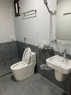 cần bán gấp nhà 2t*60m2 ngõ 245 định công, hoàng mai 4*15m, dòng tiền 15 tr/tháng, giá chỉ 8,x tỷ