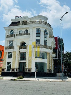 cho thuê tòa nhà căn góc mặt tiền trần quý kiên - giá 300 triệu