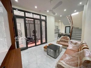 cự khối - long biên - bán nhà 4 tầng. nhà mới kinh koong. gần cầu thanh trì. ô tô vào ngõ