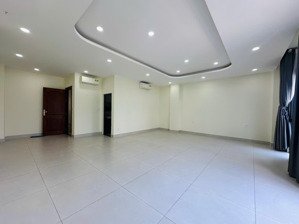 cho thuê văn phòng 55m2 có ban công ở vạn phúc, có thang máy máy lạnh hầm xe lối đi riêng. giá 8 tr