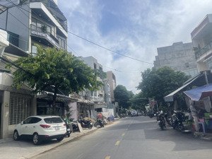 bán lô 2 mặt tiền phó đức chính, tặng sẵn nhà cấp 4