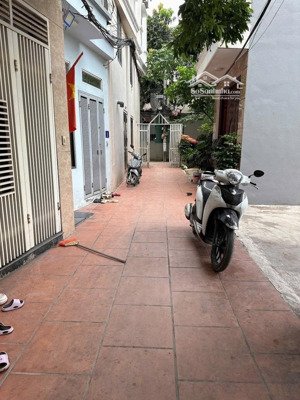 bán bán nhà ngọc thụy bồ đề dân xây 4tầng đỗ cửa
trung tâm ngọc thụy