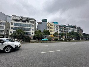 300m mặt phố hồng tiến mặt tiền 15m vỉa hè đá bóng. xây văn phòng có hầm hết ý