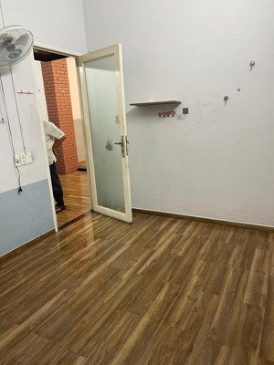 cho thuê nhà nguyên căn 2pn, 1wc, 79m², 2 máy lạnh, sân rộng, hẻm xe hơi