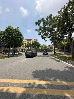 mặt phố lâm hạ 96m 5 tầng mặt tiền 6m vew hồ.