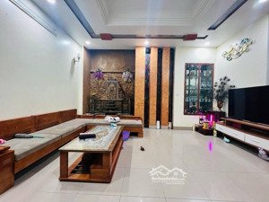 bán nhà hoàng hoa thám dt 64m 5 tầng mt 4m 16 tỷ. vị trí: nhà nằm ở vị trí vô cùng đẹp, gần phố