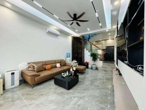 chủ nhà cần bán gấp nhà tại ngọc lâm - nhà đẹp đầy đủ công năng - ngõ ô tô vào nhà