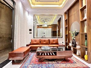 bán chung cư cầu giấy -mặt phố -lô góc -dt 81m -2 ngủ 2wc-giá 6,35 tỷ