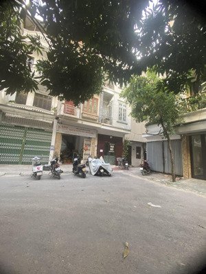 cho thuê nhà hai mặt tiền ngõ trần quốc hoàn. dt 50m2, 5 tầng, ngõ oto. giá 22 triệu(tháng)