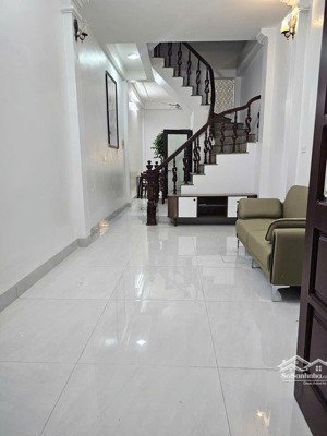 chính chủ cần bán nhà ngõ 158 phùng khoang trung văn. diện tích gần 40m, 5 tầng.