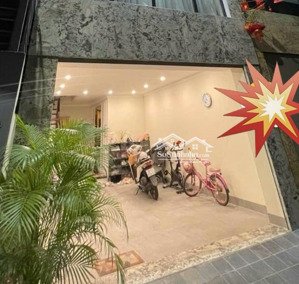 nguyễn văn cừ - dt 42m2-6 tầng - giá 14.3tỷ -thang máy - ô tô 7 chỗ vào nhà