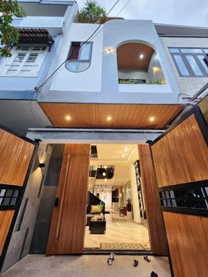 nhà mặt tiền hải châu gần đại lộ phan đăng lưu gần sông hàn - có hồ bơi