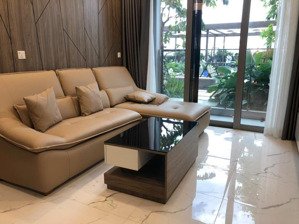 căn hộ 1 phòng ngủ, có sân vườn, bước thẳng ra hồ bơi, cực kì thoáng mát. vô ở liền!