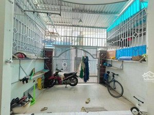 cho thuê nhà cấp 4 hẻm xe hơi có sân để xe. 72m2 ngang 4.2m. 10tr/th