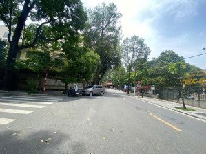 bán nhà kinh doanh huỳnh thúc kháng, chùa láng. mặt tiền rộng, vỉa hè to, giá tốt.