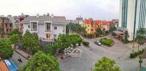 bán biệt thự sân vườn cầu giấy -lô góc -162m- hơn 39 tỷ 