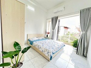 cho thuê chdv luxury có ban công - 1pn+1pk - gần khu vực ẩm thực phan xích long - view bờ kè