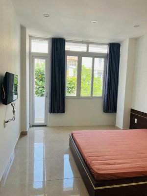 cho thuê căn hộ 1 phòng ngủ thang máy ban công hầm xe to tại quận 10