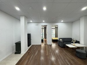 cho thuê phòng tại ngõ 426 đường láng( 2 ngủ + 1 vs) dt 55m2 - giá 10 triệu/tháng - có ban công lớn