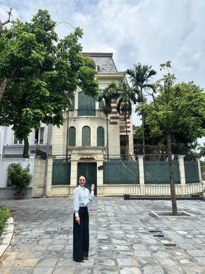 chính chủ bán biệt thự vườn đào lô góc cạnh lotte mall tây hồ 270,4m2 - 220 tỷ view vườn hoa