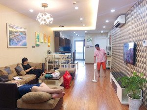 cho thuê căn hộ đẹp 2pn 2 wc tầng 9 ban công đông nam có slotxe dưới hầm cần khách ở sạch sẽ.