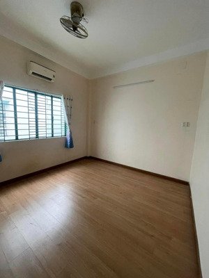 cho thuê nhà quân 6 giá 15trieu/th ,4x15m kc 3tấm nhà có sẵn máy lạnh nội thất cơ bản