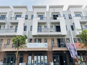 giá hạt rẻ chỉ 5,x tỷ có nhà 4 tầng dưới chân chung cư gần long biên giá chỉ = 1/4 cho thuê được