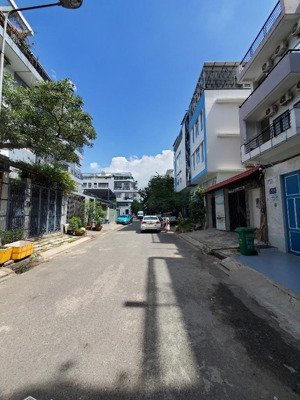 138m2, 19 tỉ, ngang 6m, hxt, gần đh văn lang, hướng ra phạm văn đồng, đặng thùy trâm, p13, bt.