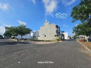 bán lô góc gói 5 thái hưng giá 40tr/m2 giá tốt nhất thời điểm hiện tại ngang 15m đối diện bồn hoa