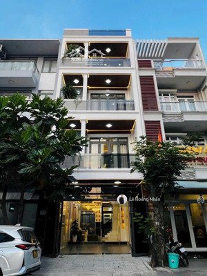 bán nhà đẹp vào ở ngay, vừa ở vừa kinh doanh, full nội thất có thang máy.