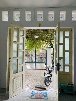 cho thuê nhà riêng đường ô tô 8,5 triệu, 140m2 full nội thất, sân vườn đường linh đông, thủ đức,