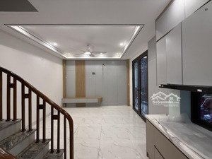 gấp - gấp - chị họ có căn nhà nhờ bán thuộc phường thượng thanh - s: 43m2 - nhà 5 tầng - nở hậu