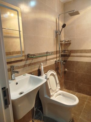 nhà mới 30m2x5 tầng, sân rộng 20m gần phố, xe máy tránh, cách ô tô 30m, bạch mai, h b. trưng 6.5 tỷ