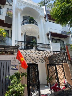 nhà mới đẹp 3 tầng có sân đậu oto dt 85,5m2 ngang 4,5m tại kdt lê hồng phong 2 nha trang