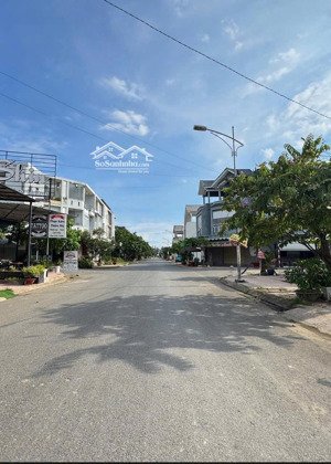 chỉ nhỉnh 2tỷ. chủ cắt lỗ lô 140m2 ngay tthc, gần chợ, trường học. dân cư đông, shr công chứng liền