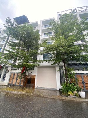 cho thuê nhà ở hồ tùng mậu, từ liêm, hà nội. dt 100m2 x 5 t, mt 6m, nhà đẹp, thang máy, giá 45 tr