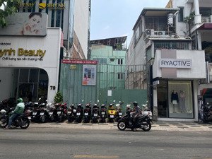 chính chủ cần bán đất trống đường nguyễn trãi với giá cực tốt 110 tỷ sở hữu dt:108m2.tại trung tâm