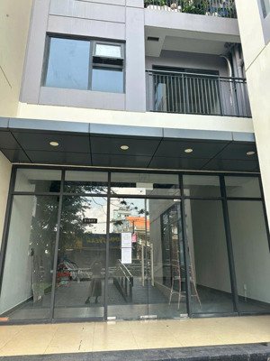 cắt lỗ 3.5 tỷ căn shophouse mặt tiền đường lớn 2 tầng tại vinhomes grand park