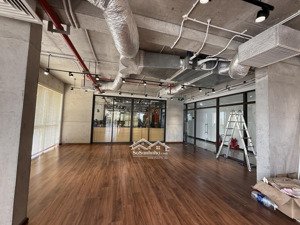 duy nhất căn văn phòng 120m2 cho thuê tầng 2 toà nhà st morizt phạm văn đồng . lh tú
