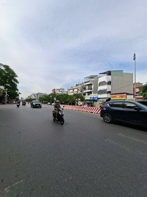 bán lô đất đẹp mặt đường hồ sen - lê chân - dt 161m -mt 12,3m - xây cao tầng . lh mr.đông0986351619