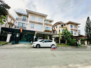 chủ kẹt tiền cần bán biệt thự song lập 10m giá tốt kế hồ bơi oasis1,gần siêu thị aeon mall bd