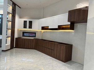 bán nhà trung tâm long khánh (thổ cư sổ riêng) . gồm 3 phòng ngủ,2wc,1 sân xe ô tô,bếp