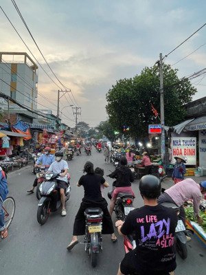 bán gấp nhà góc 2 mặt tiền (7x15) - ngay chợ bình chánh đang cho thuê 17tr/tháng