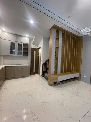 bán nhà dt 30m, trong ngõ 21 phố thanh am long biên, nhà xây mới 5 tầng.