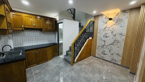 bán nhà mới 2 phòng ngủ hẻm 209 bến vân đồn quận 4