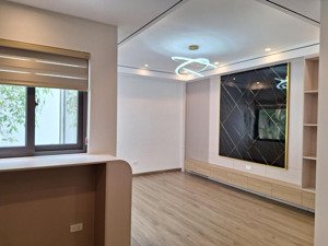 giá đầu tư siêu hời 35m2, xây 6 tầng, full nội thất tuyệt đẹp ô tô đỗ cửa ngõ 80 hoa lâm việt hưng